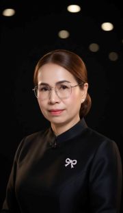 อาจเป็นรูปภาพของ หนึ่งคนขึ้นไป และ แว่นกันแดด