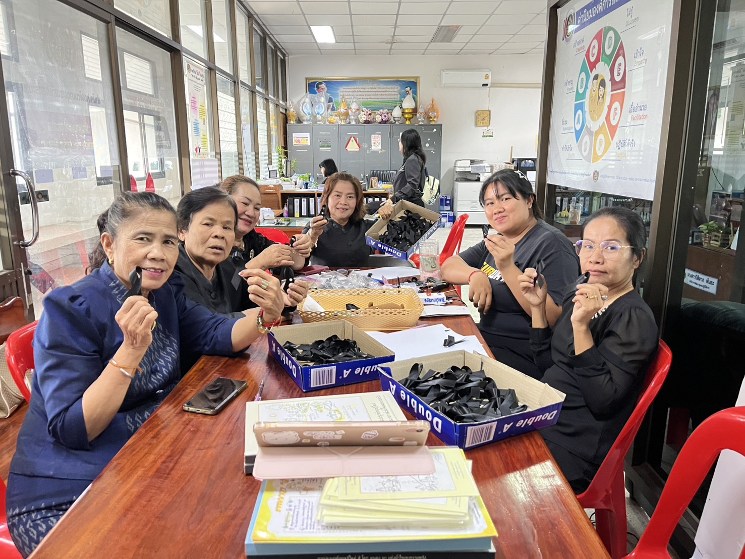 พช.กระนวน : จัดทำริบบิ้นสีดำ เพื่อเป็นเครื่องหมายแสดงถึงการไว้อาลัยพระผู้เสด็จสู่สวรรคาลัย สมเด็จพระนางเจ้าสิริกิติ์ พระบรมราชินีนาถ พระบรมราชชนนีพันปีหลวง