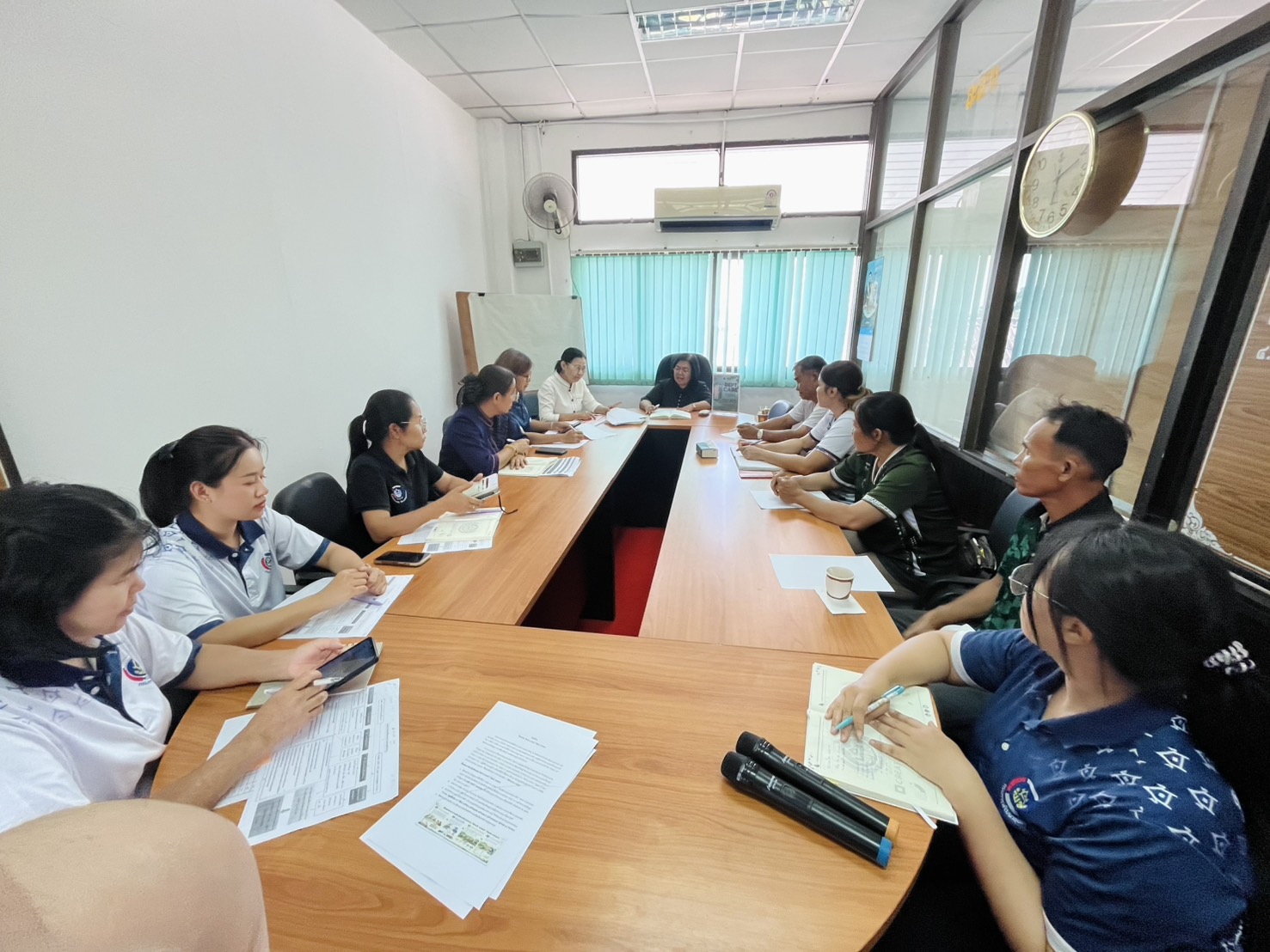 พช.กระนวน : สพจ.ขอนแก่น ลงพื้นที่ติดตามและสนับสนุนการบริหารจัดการหนี้ค้างชำระโครงการแก้ไขปัญหาความยากจน (กข.คจ.) ตามหลักธรรมาภิบาล (DEBT CARE ดูแล กข.คจ.) อำเภอกระนวน